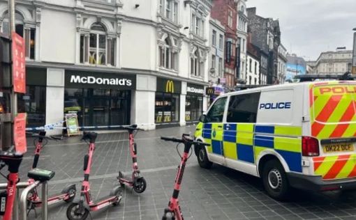 Мужчина находится в критическом состоянии после удара в лицо возле McDonald's