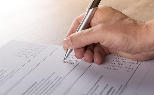 Опрос Маарив: Коалиция сохраняет преимущество, но Беннет может все изменить