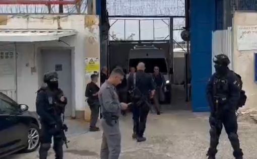 Десятки освобождаемых сегодня заключенных будут депортированы за границу