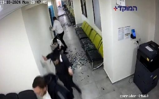 Момент падения осколков в Бней-Браке - видео из автосалона на улице Бен-Гурион